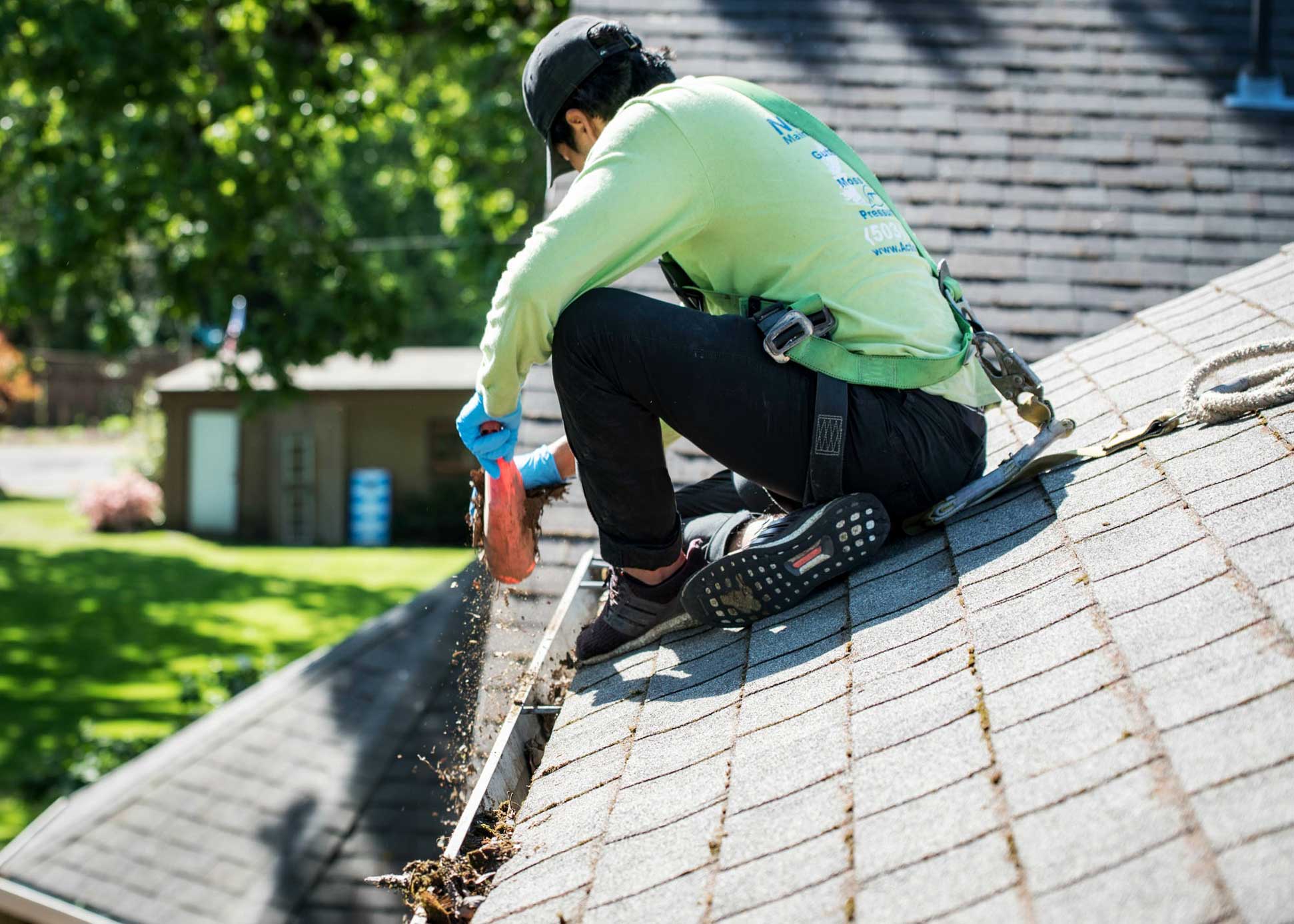 Gutter & Downspout Cleaning in Chicago, Illinois. Enriquez Gutter